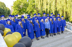 Chór Akademicki Politechniki Rzeszowskiej z dyrygentem L. Chalińską (pośrodku),