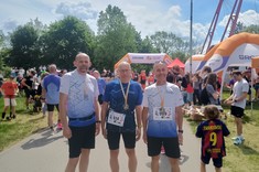 Zdjęcie przedstawia zawodników po biegu z medalami.