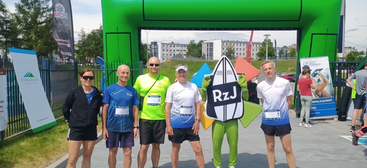 Zdjęcie przedstawia reprezentantów Klubu Biegacza na biegu o Puchar Rektora PRz