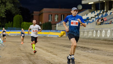 Biegacze finiszujący na stadionie