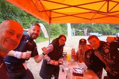 Zdjęcie z Ultrapodkrpacie 63 przedstawia zawodników na punkcie żywieniowym