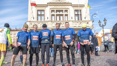 Zdjęcie drużyny Klubu Biegacza przed startem w 15 Półmaratonie Rzeszowskim