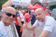 Zdjecie przedstawia zawodników na mecie