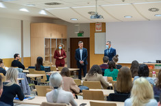 Dziekan WZ prof. PRz B. Zatwarnicka-Madura, prof. PRz J. Strojny i prorektor ds. studenckich G. Ostasz witają uczestników studiów podyplomowych project manager,
