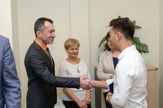 Wręczenie legitymacji PRz studentom z Wietnamu